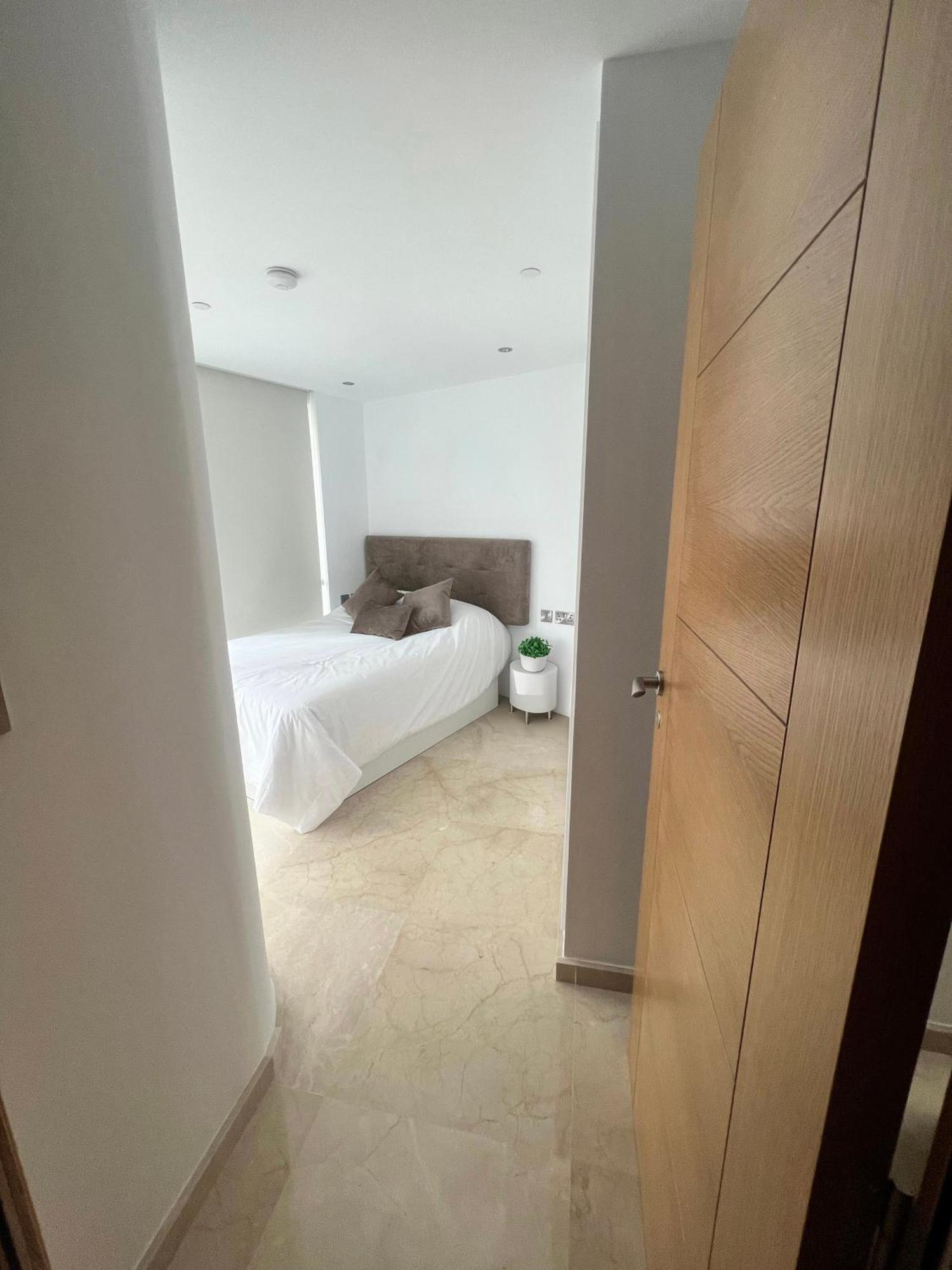 Modern Central 1 Bedroom Apartment With Rooftop Spa Gibraltar Exteriör bild